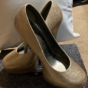 Gold glitter pumps